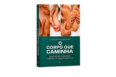 **Livro-físico-O-Corpo-que-Caminha-de-Carlos-Cagesine-apoiado-em-superfície-de-madeira-capa-verde-com-fotos-de-mãos-em-toque-terapêutico-e-texto-sobre-saúde-corporal-e-bem-estar-integrativo**